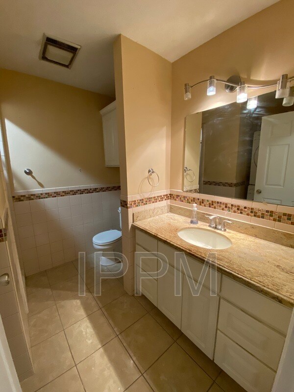 Building Photo - 1500 Palm Valley Dr W