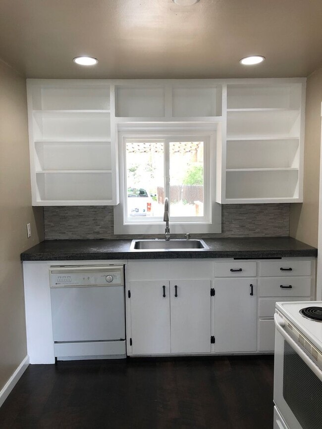 Building Photo - 2 Bedroom Bungalow close to BSU.