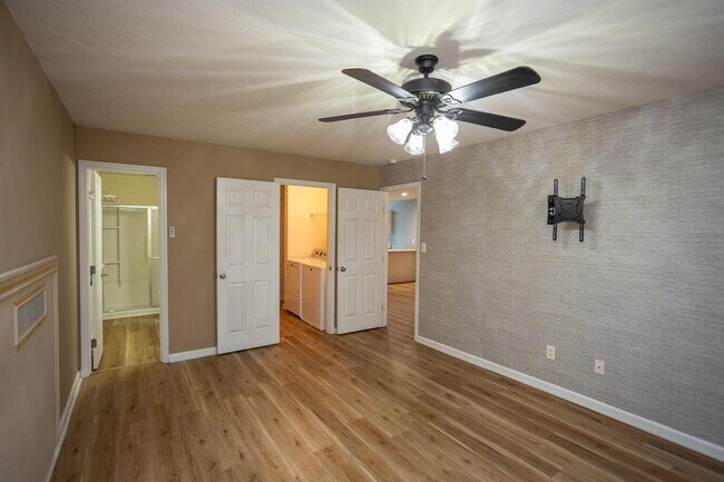 Building Photo - 6053 Sanibel Dr
