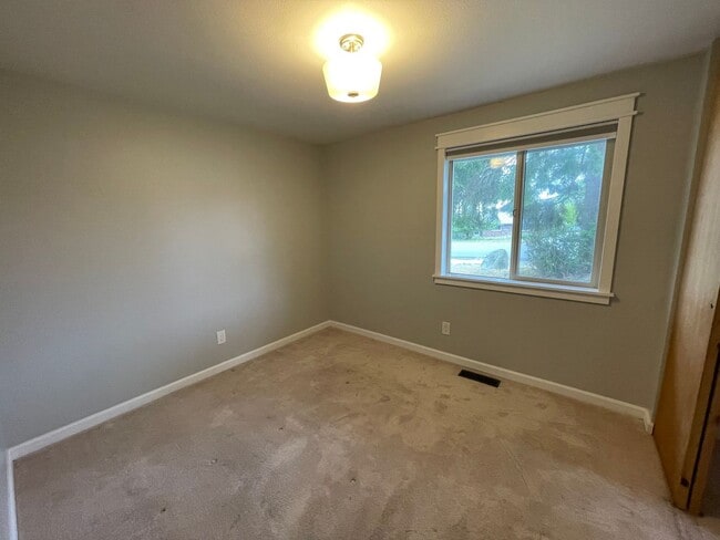 Building Photo - Convenient 3-Bedroom Home Near NAS Whidbey Island with Garage Parking