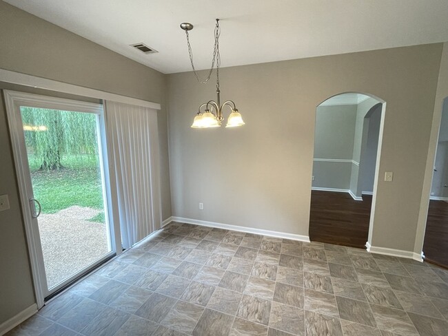 Building Photo - Saundersville Station home with renovation...