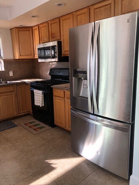 Building Photo - 14331 Cedarwood St