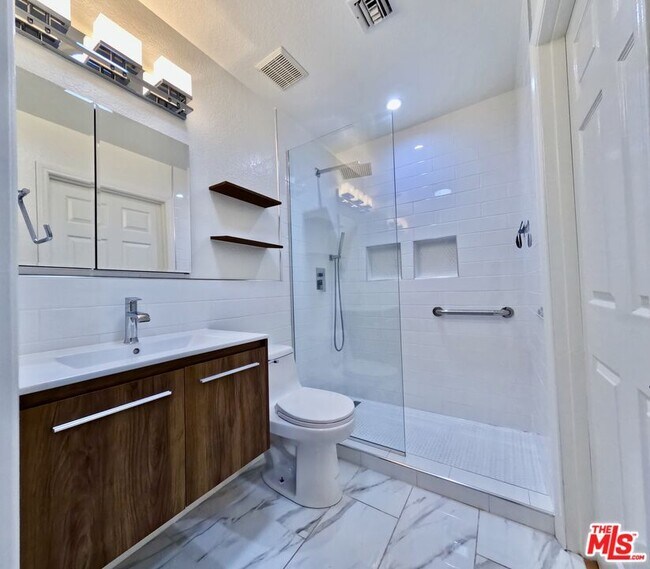 Building Photo - 805 N W Knoll Dr