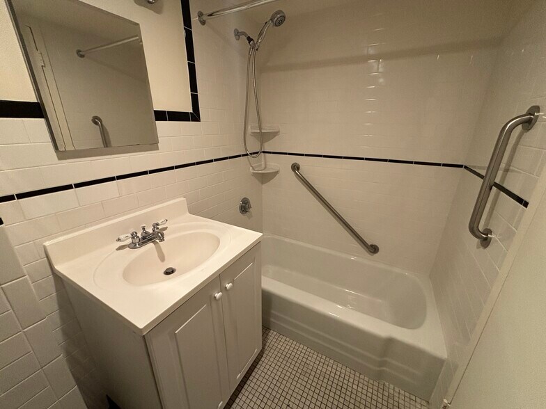 Building Photo - 16 Monmouth Ct