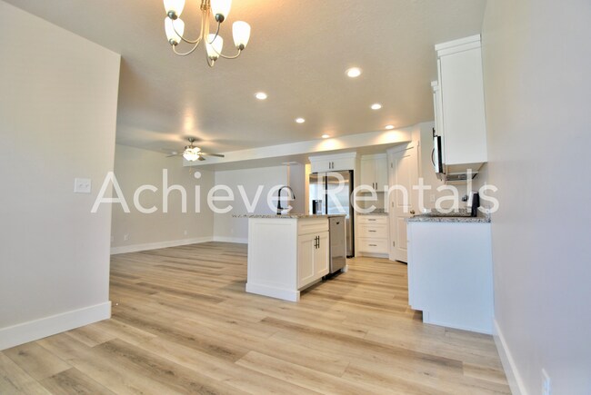 Building Photo - Beautiful End-Unit Townhome | Premium Location Near USU