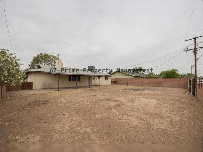 Building Photo - 427 E Malibu Dr