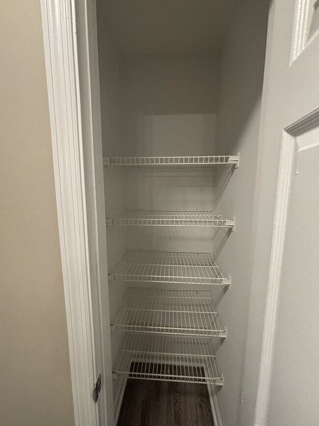 Building Photo - Ground floor 2 bed condo with no neighbors above or below