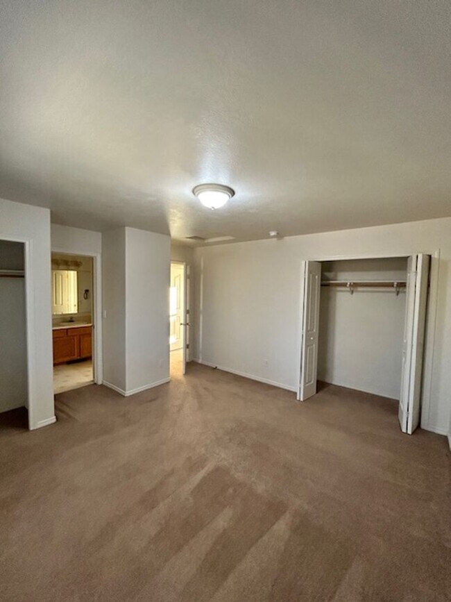 Building Photo - 3 Bedroom 2 Bathroom Centrally Located Tow...