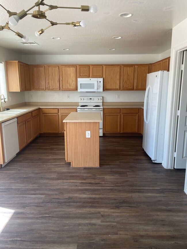 Building Photo - Massive 4 bedroom- 3 car garage- Large loft- Maricopa