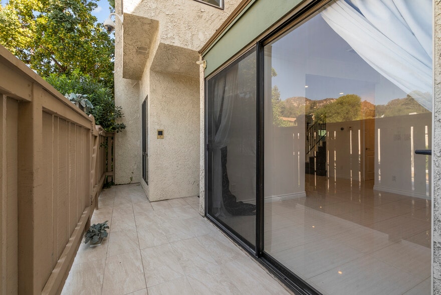Front Patio - 1734 N Verdugo Rd