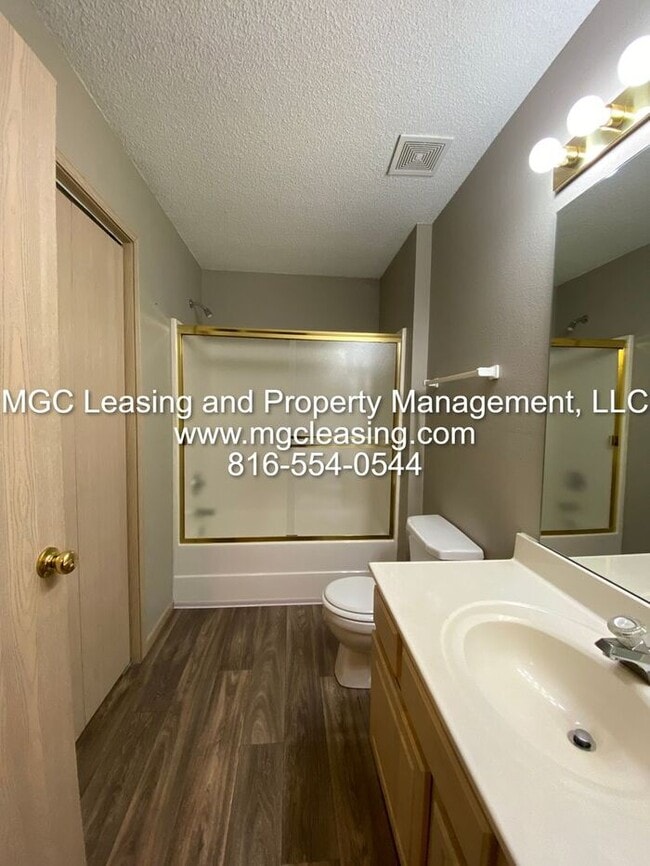 Building Photo - Harrisonville 2 Bedroom 2.5 Bath Townhome!