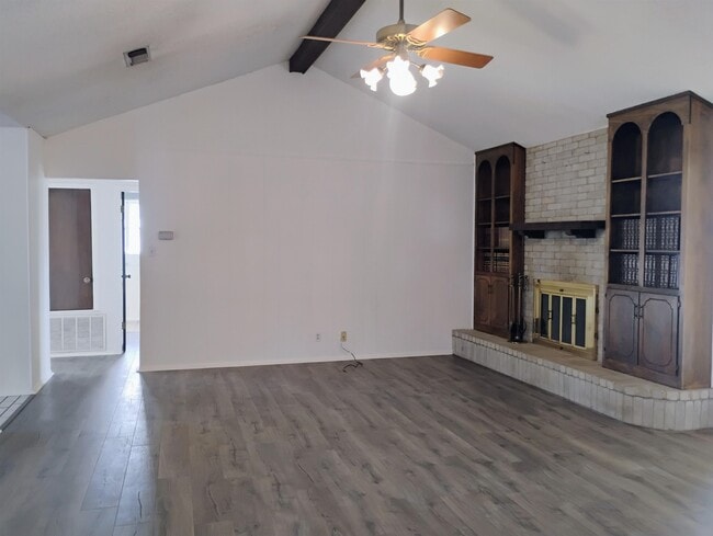 Building Photo - 322 Enchanted Way