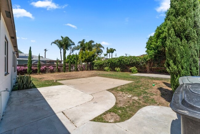 Building Photo - Nicely Remodeled 3 Bed 2 Bath in West Chul...