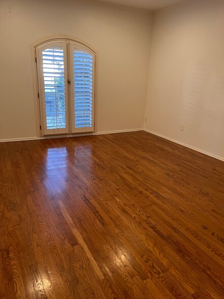 Building Photo - 325 S Swall Dr