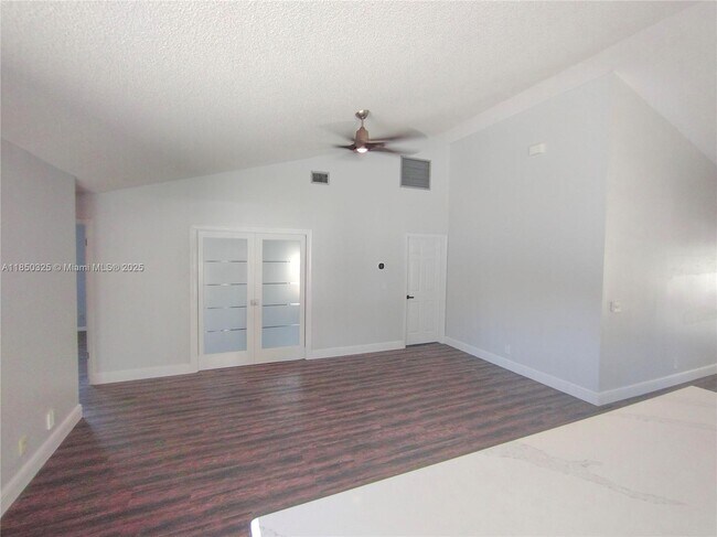 Building Photo - 5780 Sun Pointe Cir