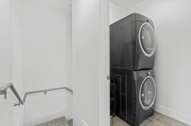 Building Photo - 1367 N Ocean Blvd