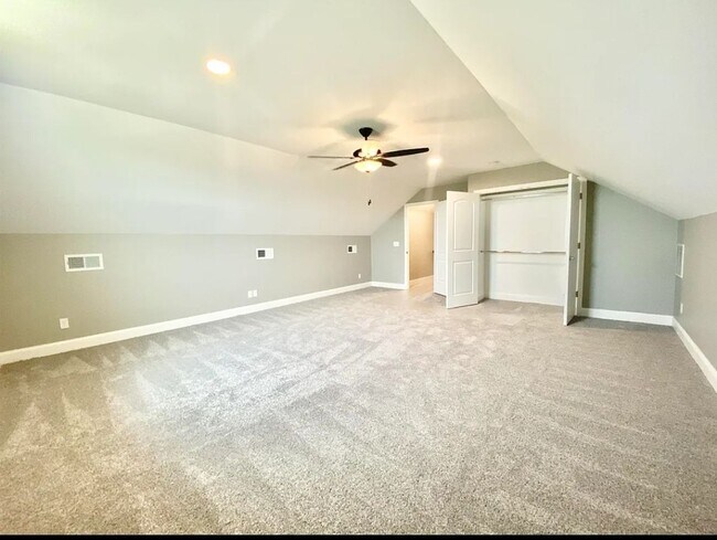 Building Photo - 4 Bed 2 bath with 3 car attached garage