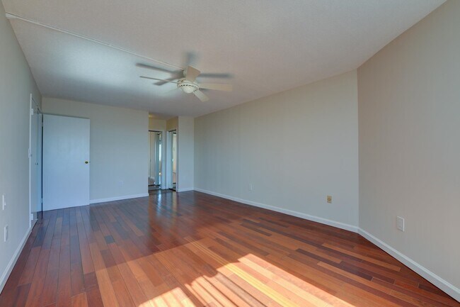 Building Photo - 1332 Harmon Cove Tower