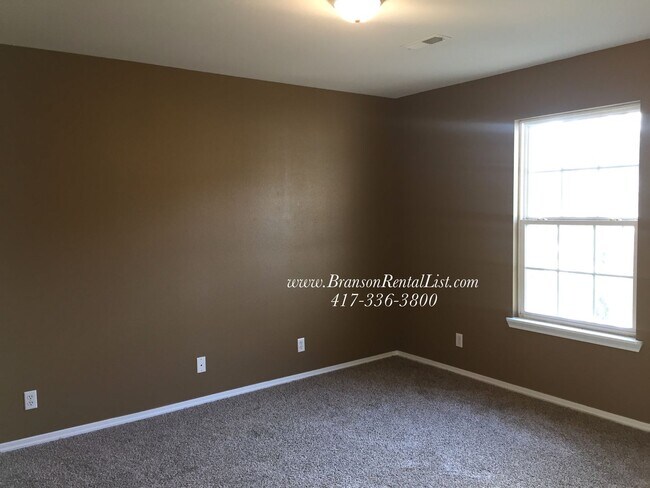 Building Photo - Large 5 Bedroom with lawn care and a community pool