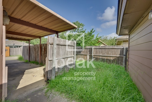 Building Photo - $1,550! 2Bed/2Bath duplex in Arlington! SA...