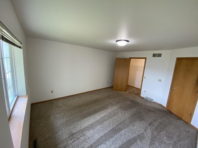 Building Photo - 5719 Lake Edge Rd