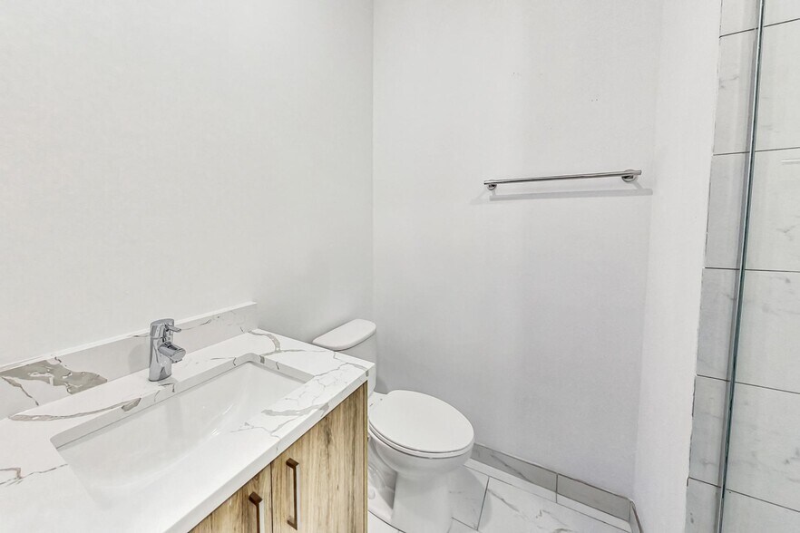 Building Photo - 6135 S Kimbark Ave