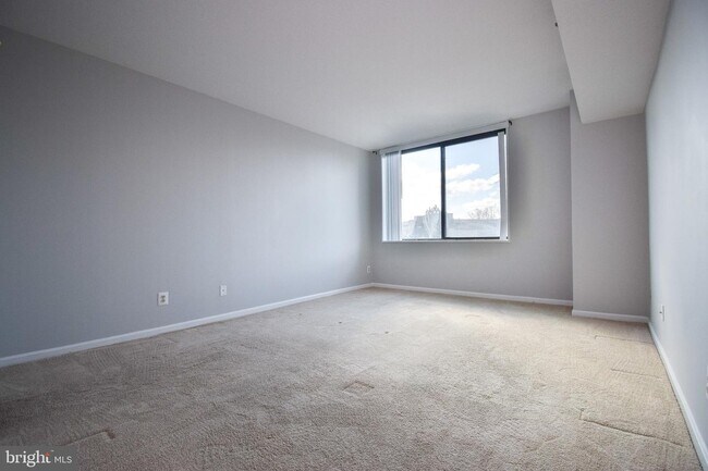 Building Photo - 3713 S George Mason Dr