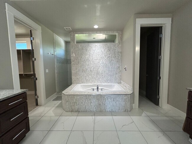 Building Photo - Luxury Living in StarView Estates - 4.98 A...