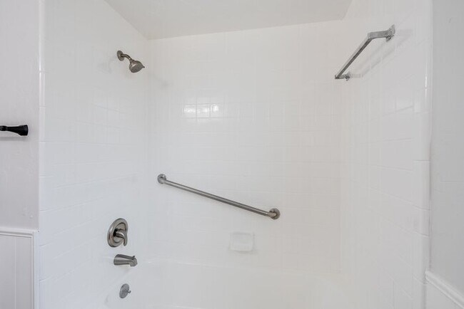 Building Photo - 4713 Newport Dr