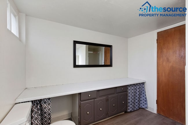 Building Photo - Central Air! Students Welcome!  2 Bedroom Basement Apartment next to Frasier Hall.