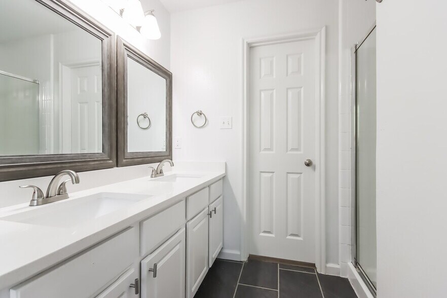 Building Photo - 1615 Trail Oaks Ct