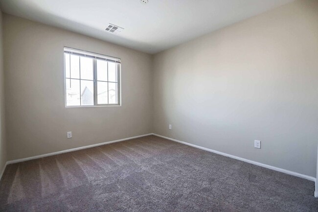 Building Photo - Charming 4 Bedroom Home in Gated Community with Community Pool & Courtyard Entry!