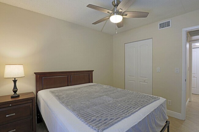 Building Photo - 5327 Summerlin Rd