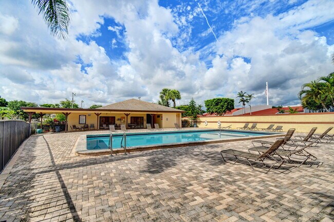 Building Photo - 6649 Somerset Dr