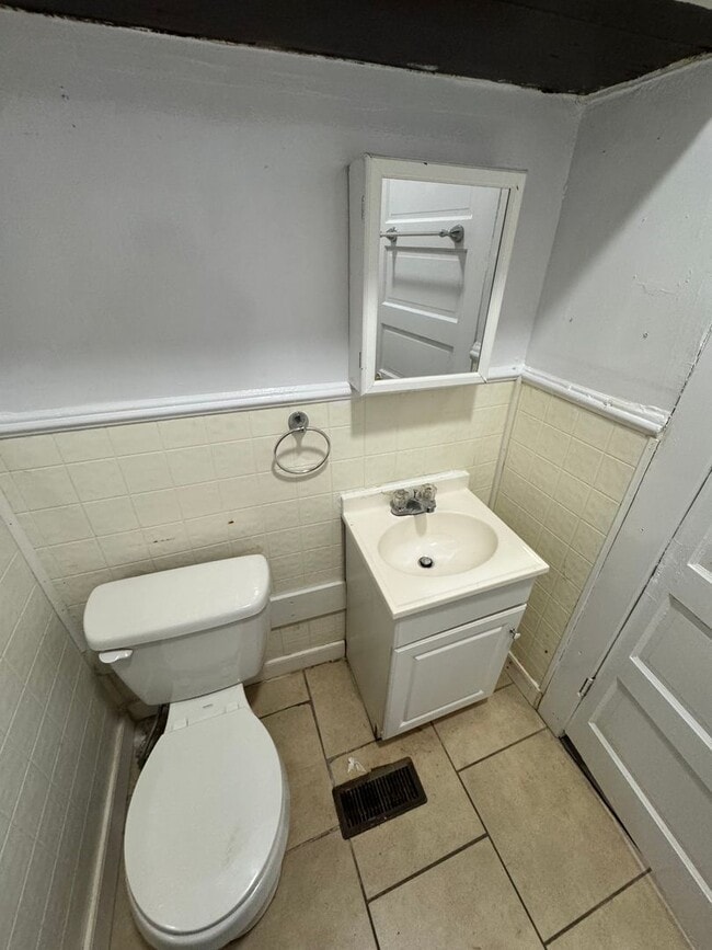 Building Photo - 5 bed 2 bath, central all electric HVAC, laundry, fenced yard house!