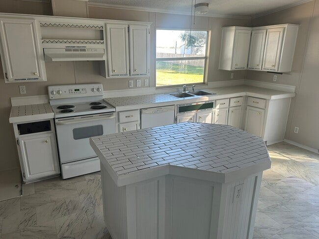 Building Photo - 536 Sabine St