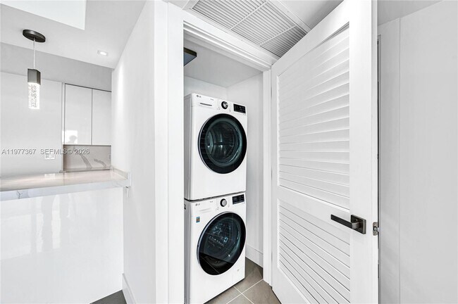 Building Photo - 6770 Indian Creek Dr