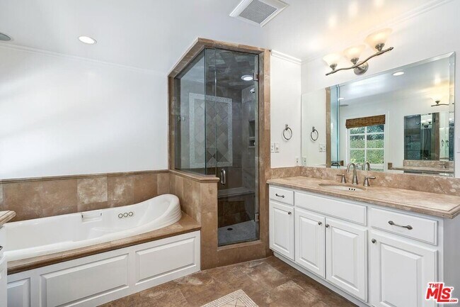 Building Photo - 4221 W Toluca Lake Ln