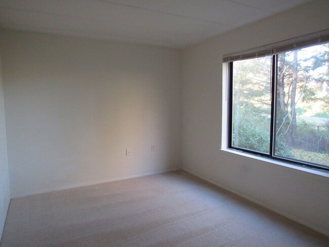 Building Photo - Leesburg 2 bedroom condo with balcony