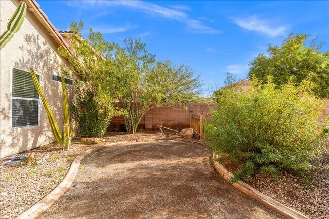 Building Photo - Single Story 3 Bedroom Home with Beautiful Backyard Space