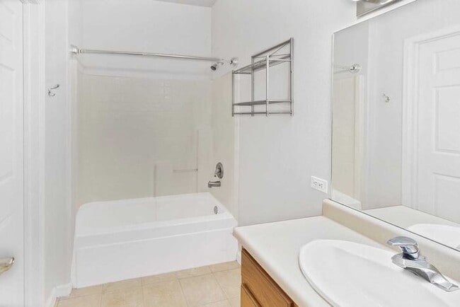 Building Photo - Modern 2-Bedroom, 2-Bath Condo in Grand Ju...