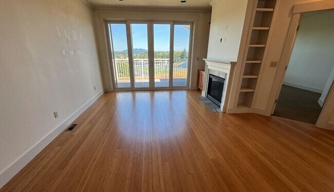 Building Photo - End Unit, 3 Bed, 2.5 Bath PLUS Bonus Room, Anacortes