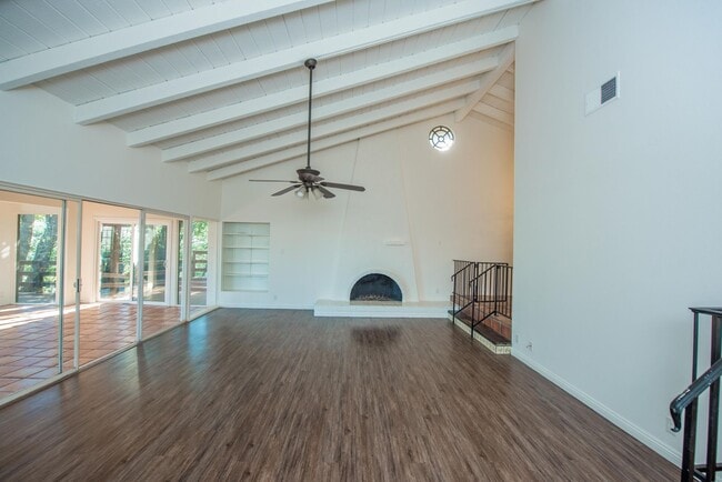 Building Photo - Anaheim Hills