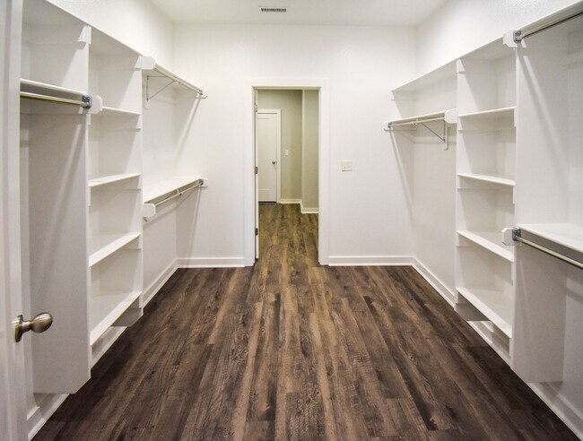 Building Photo - 4 Bedroom 2 Bathroom Home In Farmington, AR.