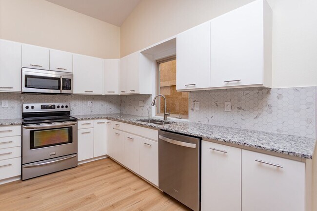 Building Photo - Spacious & Bright Broadmoor Townhome with Covered Deck!