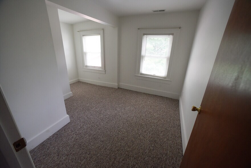 Smaller Bedroom - 80 Walnut St