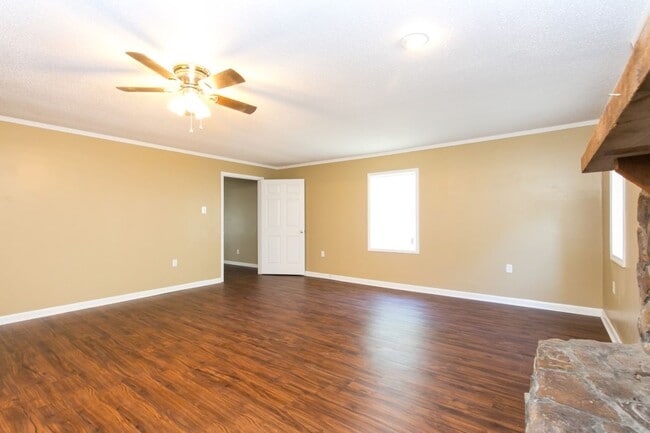 Building Photo - Charming Adamsville Home with Open Floor P...