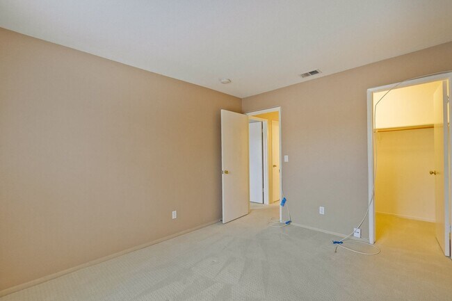 Building Photo - Awesome 3 Bedroom  Home Near Rivermark Plaza!