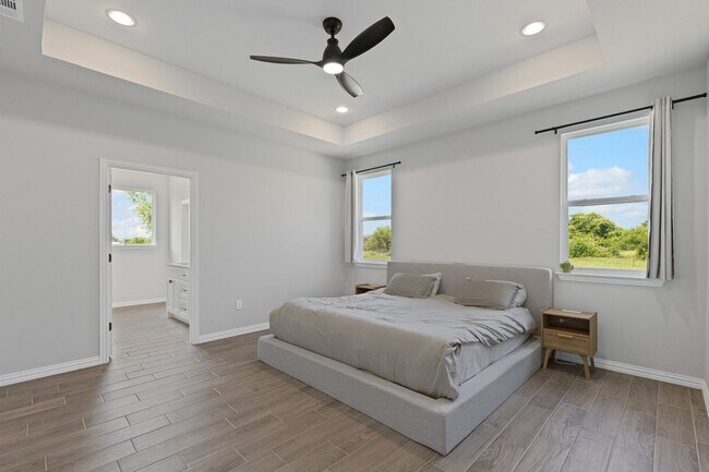 Building Photo - Grand in Granbury!