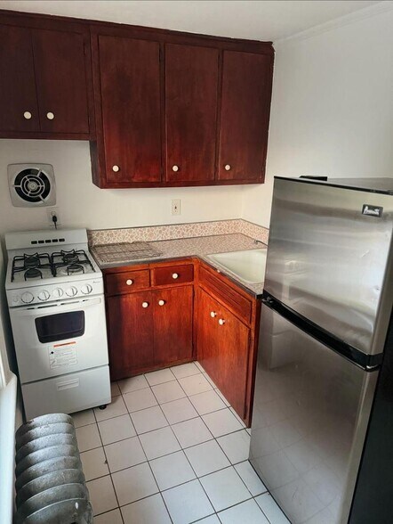 Kitchen - 836 W 6th St